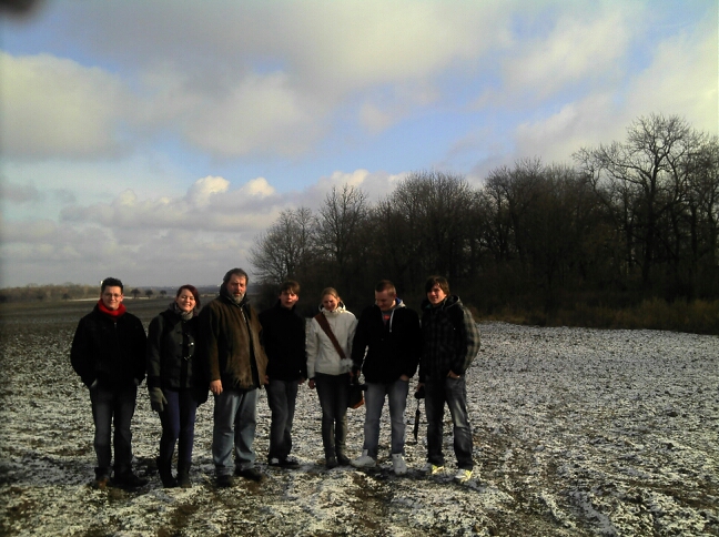Das Bergungsteam steht auf einem verschneiten Feld bei Plötzkau