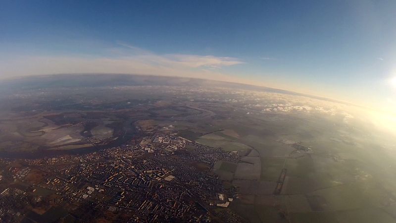 Stadt, Fluss und Horizont im Weitwinkel während des Aufstiegs