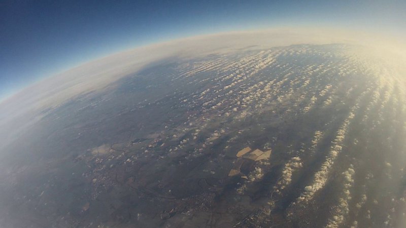 Weitwinkelblick auf Wolken und die Erdkrümmung